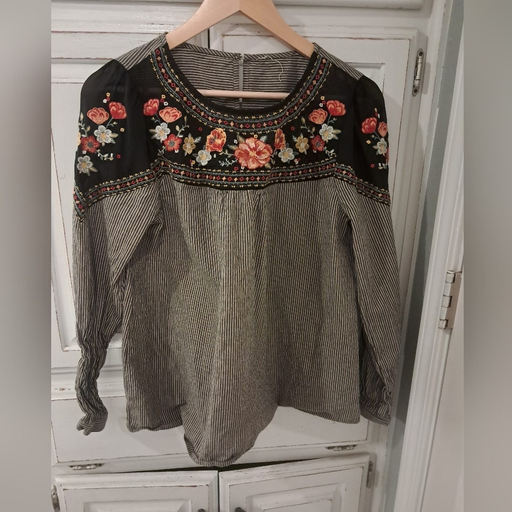 Savanna Jane Black & White Striped Top with Floral Embroidery Large *Missing Tag